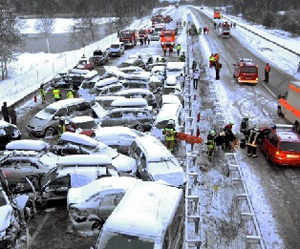 35 автомобилей столкнулись в одном месте на Новорижском шоссе в снегопад!