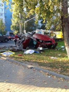По вине женщины проехавшей на красный свет на Ильинском шоссе, г. Красногорска в ДТП погиб один человек, другой получил тяжелые травмы.