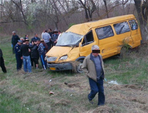 По вине невнимательного водителя на 101 км а/д М9 Балтия, протаранившего попутный автомобиль, погиб 1 человек, 6 человек получили травмы.