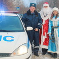 Два Деда Мороза, две Снегурочки и представители клуба "Авторадио" в новогодней акции "Дед Морозу обещаю: ПДД не нарушаю!"