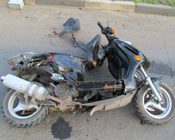 Из-за 17-летнего водителя скутера нарушавшего ПДД произошло ДТП, в котором пострадал сам водитель и его пассажир.