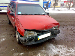 Из-за выезда украинского водителя на автомобиле ВАЗ-2109 на встречную полосу произошло ДТП с автомобилем Ауди А7, который отбросило на грузовой автомобиль Вольво VNL64T.