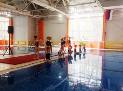 Юные спортсмены Красногорска показали водное представление для ветеранов.