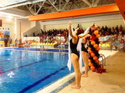Юные спортсмены Красногорска показали водное представление для ветеранов.