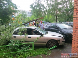 Нетрезвый водитель в мкр Чернево, города Красногорска протаранил несколько автомобилей, дерево, ограждение палисадника, а так же подъезд дома №45 по улице Ленина.
