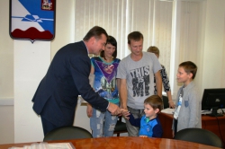 Павел Стариков вручил 14-ти красногорским семьям сертификаты на право социальной выплаты по приобретению жилого помещения.