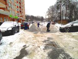 В Красногорске управляющие компании борются с рекордным снегопадом.