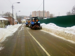 "Красногорская городская служба" очищает территорию города от снега.