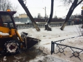 Красногорская городская служба очищает территорию города от снега.