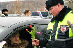 "Цветы для автоледи" и "Не только словом..!" - акции под таким названием провела красногорская Госавтоинспекция.