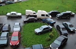 Более 350 автовладельцев привлечены к ответственности за парковку на газонах и детских площадках по итогам недели.