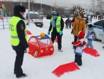 Юные лыжники, участники фестиваля Крещенские морозы, перед стартом повторяли правила дорожного движения.