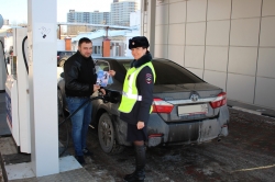 Красногорские автоинспекторы рассказали посетителям автозаправок про возможность оплаты штрафов с 50-процентной скидкой.