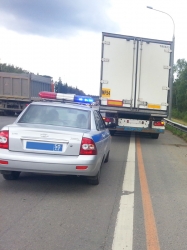 На 25 км автодороги М-9 "Балтия" водитель автомобиля «Пежо» врезался в стоячий грузовик марки «МАЗ».