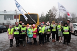 Ученики Курсаковской школы напомнили водителям и детям о безопасности на дорогах.