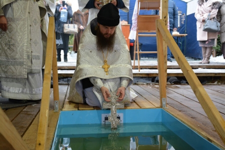 Жители Красногорска дали старт крещенским купаниям.