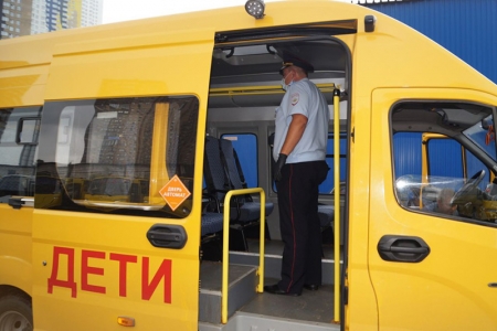 Сотрудники Госавтоинспекции г.о. Красногорск перед началом учебного года проводят проверки школьных автобусов.