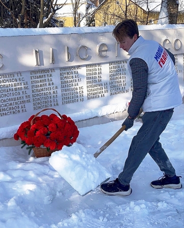 Активисты из Красногорска очистили памятник односельчанам села Ильинское, городского округа Красногорск!
