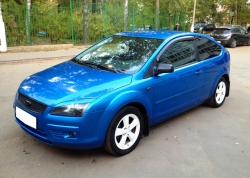 Продается автомобиль Ford Focus II синего цвета, двигатель 1.8, хэтчбек 3 х-дверный, 2006 год, 115.000 км пробег, 2 владельца.