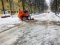 Красногорская городская служба очищает территорию города от снега.