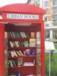 Инспектора ГИБДД пополнили пункт книжного шкафа Urban books книгами по тематике ПДД.