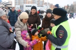 Юные лыжники, участники фестиваля Крещенские морозы, перед стартом повторяли правила дорожного движения.