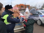 Сотрудники Подмосковной Госавтоинспекции за безопасность маленьких пассажиров.