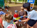 Сотрудники Госавтоинспекции городского округа Красногорск, провели тематическое занятие по ПДД «Светофор собирает друзей» с воспитанниками одного из детского садов округа.