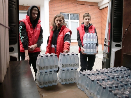 Молодёжный центр вместе с волонтёрами Красногорска передали в госпиталь имени А.А. Вишневского питьевую воду и наборы средств личной гигиены!