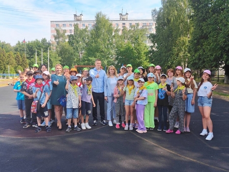 Активисты «Единой России» и «Молодой Гвардии» проконтролировали работу детских лагерей в Красногорске.