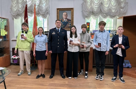 В Красногорске в преддверии Дня России полицейские вручили первые паспорта юным гражданам!
