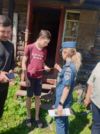 Сотрудники ОНД и ПР по городскому округу Красногорск принимают участие в межведомственных рейдах по неблагополучным семьям!