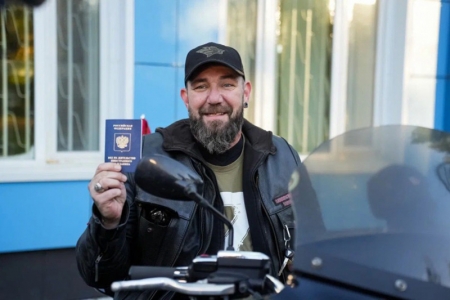 Член мотоклуба «Ночные волки» из Красногорска получил вид на жительство в Многофункциональном миграционном центре!