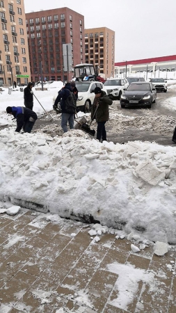 Свыше 1.800 человек и 400 единиц техники расчищают Красногорск от снега в декабре 2023 года!
