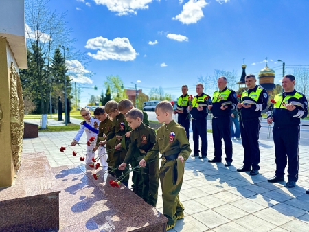 Юные жители Красногорска и автоинспекторы почтили память павших героев!