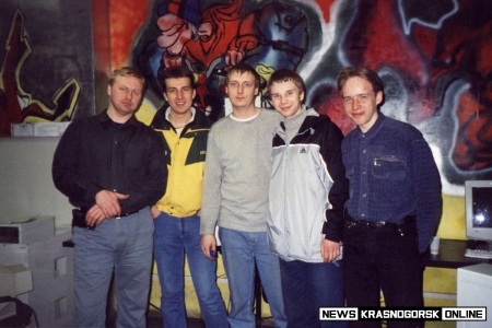 Александр Кондрашкин (второй слева) рядом с Дмитрием Глазычевым (первый слева) директором компании «RedNet»