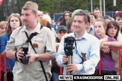 Начинающие журналисты Александр Кондрашкин и Виталий Борисов возле ДК «Подмосковье» в Красногорске