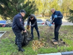 В Красногорске сотрудники полиции и общественник провели субботник.