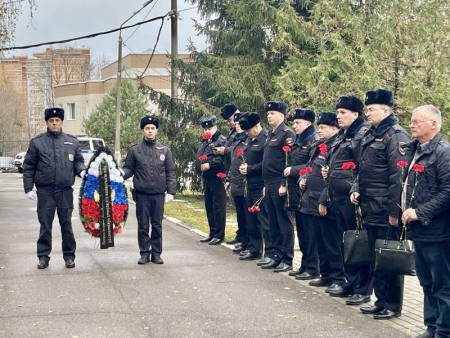 В Красногорске полицейские почтили память сотрудников органов внутренних дел, погибших при выполнении служебных обязанностей.